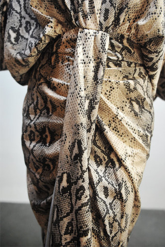 뱀피무늬 셔링 드레스